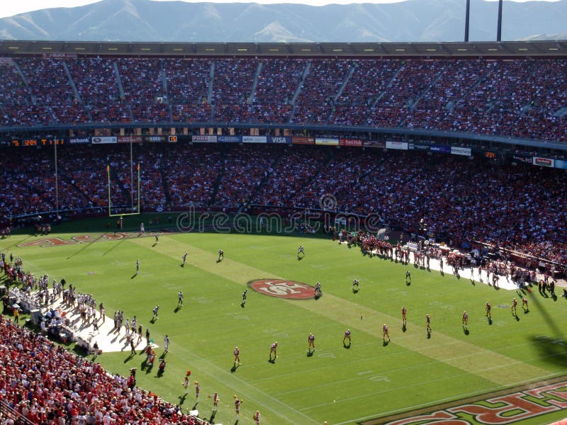 allineare 49ers pronto per dopo il calcio di segnatura immagini stock allineare 49ers pronto per dopo il calcio di segnatura immagini stock