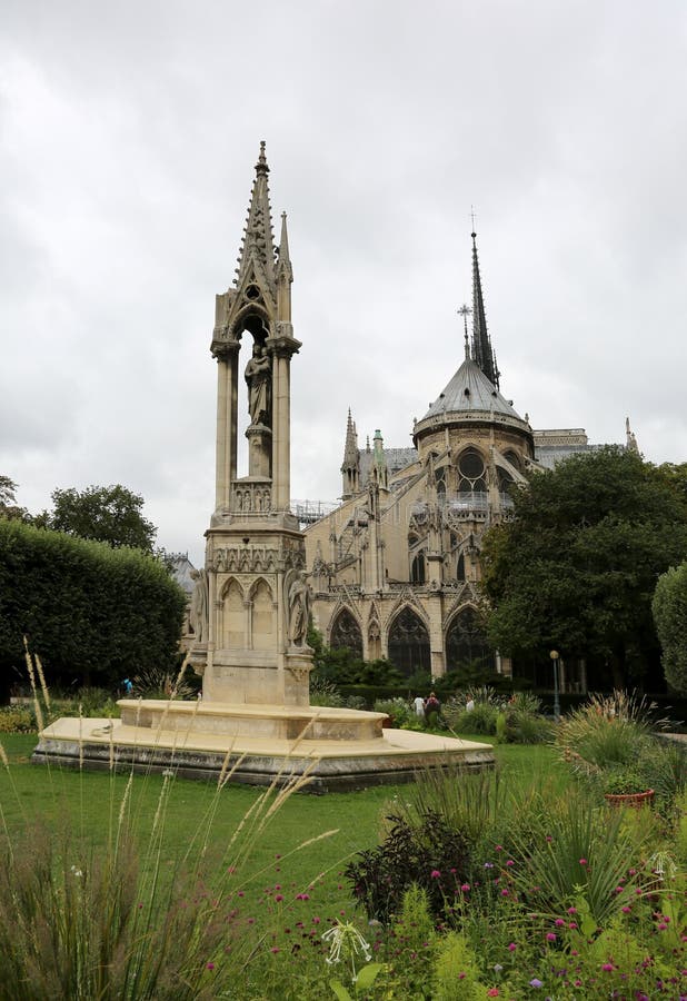 Allmänhet parkerar och basilikan av Notre Dame de Paris för fet arkivbilder Allmänhet parkerar och basilikan av Notre Dame de Paris för fet arkivbilder