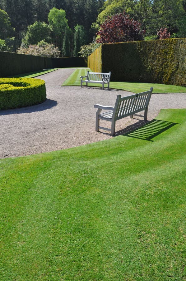Allocation des places dans un jardin anglais formel photo stock Allocation des places dans un jardin anglais formel photo stock