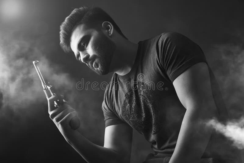 Allocation des places modèle indienne dans l'humeur songeuse avec l'arme à feu image libre de droits Allocation des places modèle indienne dans l'humeur songeuse avec l'arme à feu image libre de droits