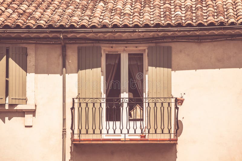 Alloggi la facciata con la finestra ed il balcone in Francia del sud immagine stock Alloggi la facciata con la finestra ed il balcone in Francia del sud immagine stock