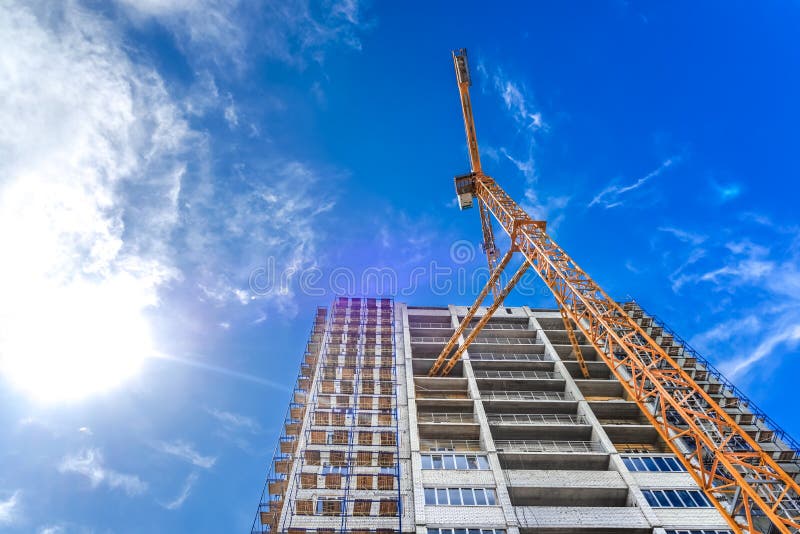 Alloggiamento multiplo e gru a sviluppo verticale. Gru a sollevamento e nuovi edifici ad alta ascesa