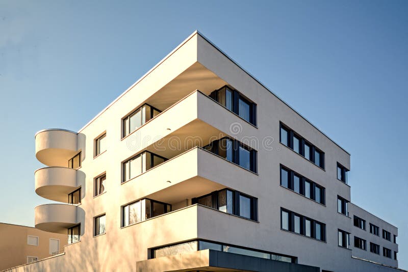 Alloggio moderno nella città - edificio residenziale urbano fotografia stock libera da diritti Alloggio moderno nella città - edificio residenziale urbano fotografia stock libera da diritti