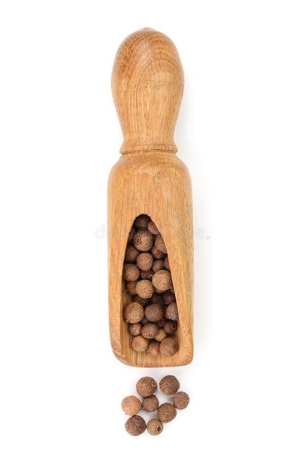 Allspices ou toute-épice dans le scoop en bois d'isolement sur le fond blanc Vue supérieure