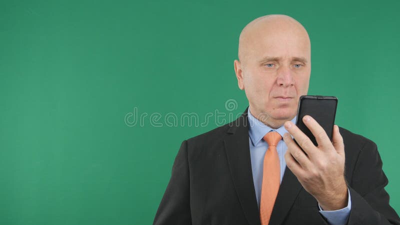 Allvarlig affärsmanImage Text Using mobiltelefon royaltyfria foton