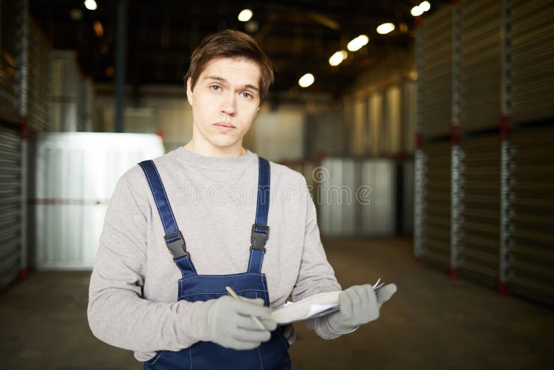 Allvarlig chef i workwear arkivfoto