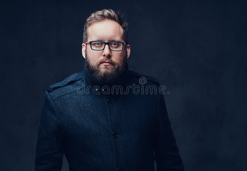 Allvarlig fyllig man i glasögon över grå bakgrund royaltyfria bilder Allvarlig fyllig man i glasögon över grå bakgrund royaltyfria bilder