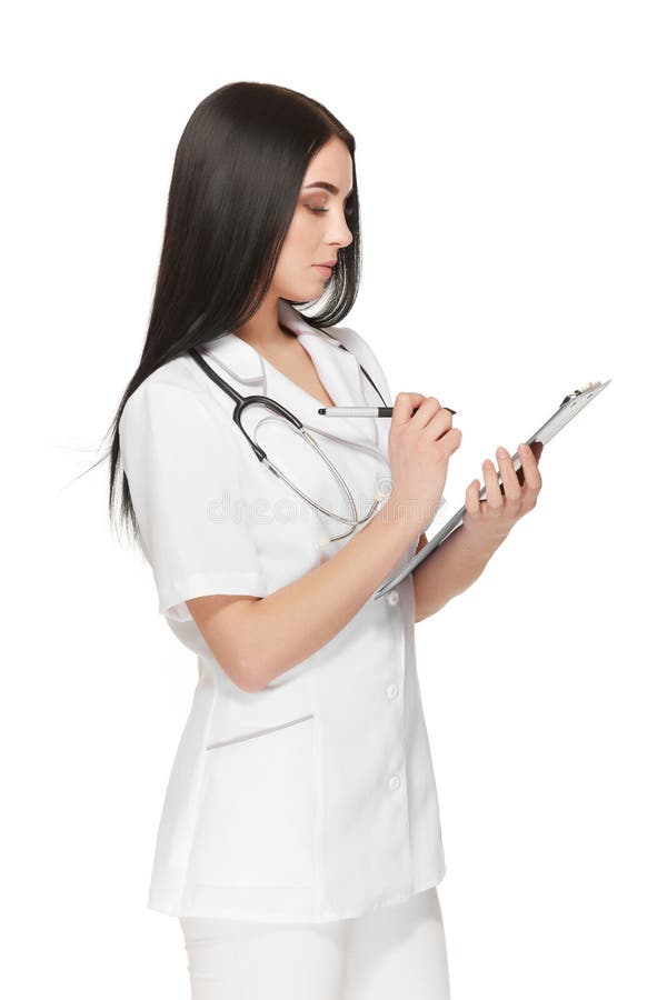 Allvarlig kvinnlig doktor med stetoskopet runt om halsen som registrerar patienten royaltyfri bild Allvarlig kvinnlig doktor med stetoskopet runt om halsen som registrerar patienten royaltyfri bild