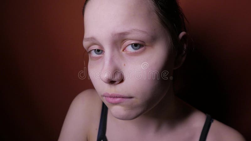 Allvarlig olycklig tonårig flicka för Closeup 4K