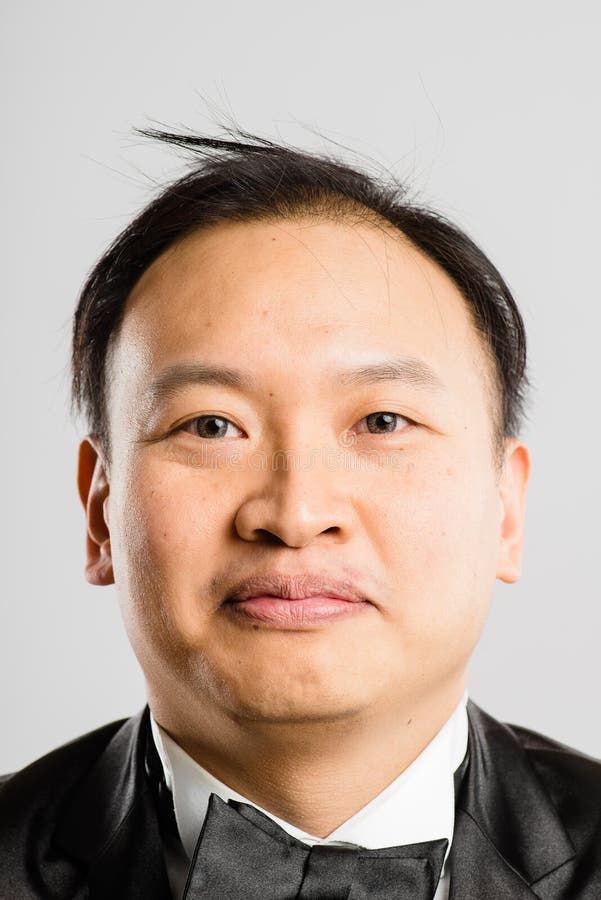 Bakgrund för grå färg för definition för kick för allvarlig manstående verkligt folk arkivfoton