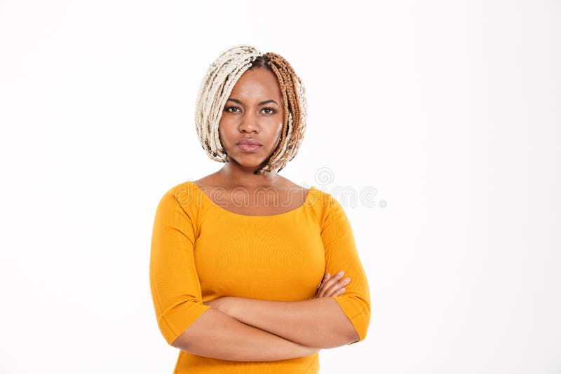 Allvarligt afrikansk amerikankvinnaanseende med korsade armar arkivbilder Allvarligt afrikansk amerikankvinnaanseende med korsade armar arkivbilder