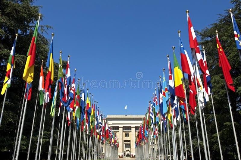 Allée avec les drapeaux colorés du siège social de l'ONU photographie stock libre de droits Allée avec les drapeaux colorés du siège social de l'ONU photographie stock libre de droits