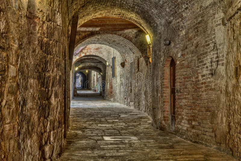 Allée couverte en d'Elsa de Colle di Val, Toscane, Italie images libres de droits Allée couverte en d'Elsa de Colle di Val, Toscane, Italie images libres de droits