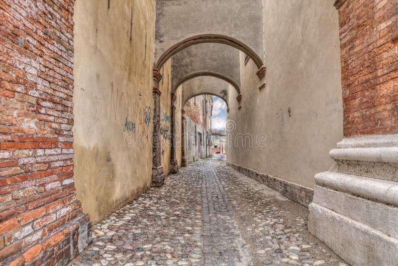 Allée dans la vieille ville italienne images libres de droits Allée dans la vieille ville italienne images libres de droits