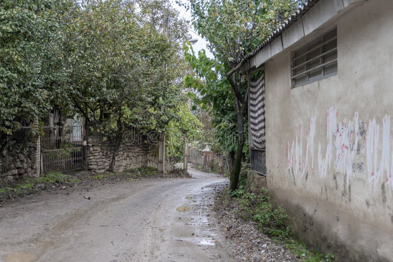 Allée de bagh au milieu de la forêt nuageuse. iran. nord image stock
