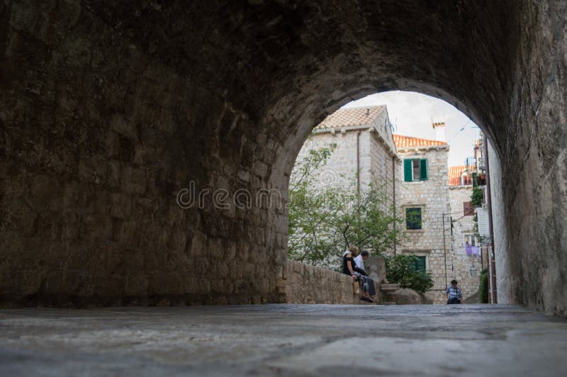 Allée pittoresque avec le tunnel dans Dubrovnik, Croatie photos stock Allée pittoresque avec le tunnel dans Dubrovnik, Croatie photos stock