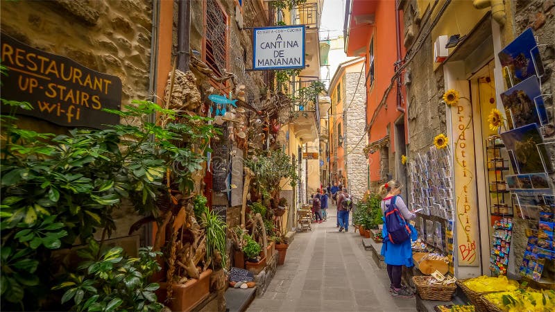 Allée étroite en Cinque Terre Village de Corniglia, La Spezia, Italie images libres de droits Allée étroite en Cinque Terre Village de Corniglia, La Spezia, Italie images libres de droits