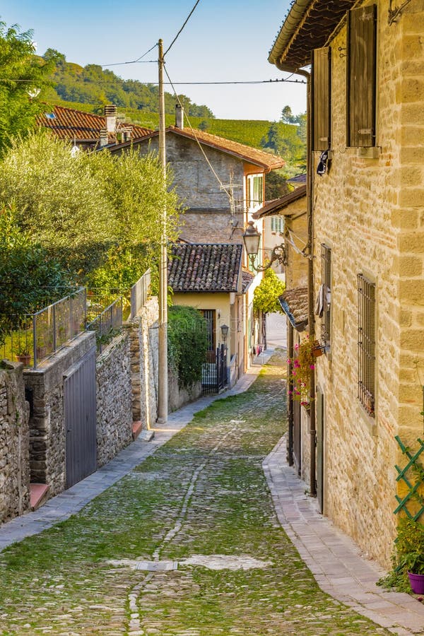 Allées pavées en cailloutis d'un village médiéval image stock Allées pavées en cailloutis d'un village médiéval image stock