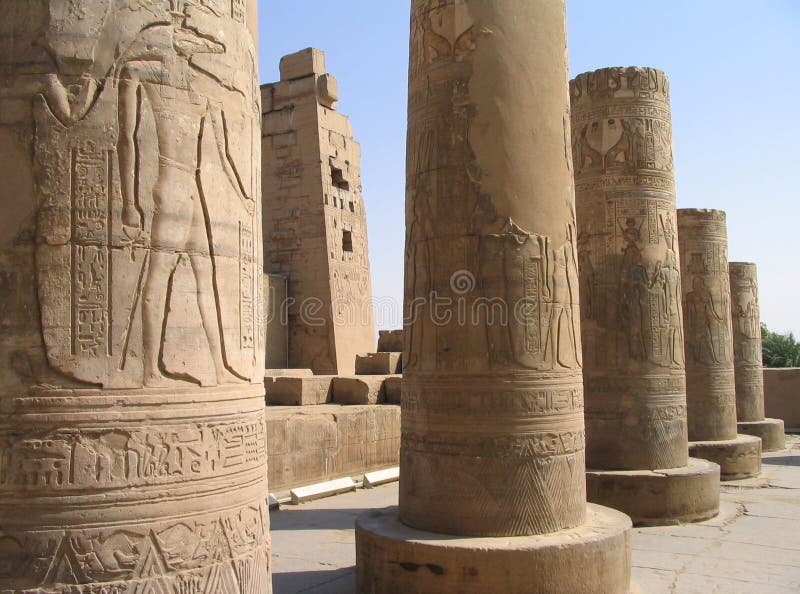 Allégements imagés sur des fléaux de temple de Kom Ombo, Egypte photographie stock libre de droits Allégements imagés sur des fléaux de temple de Kom Ombo, Egypte photographie stock libre de droits
