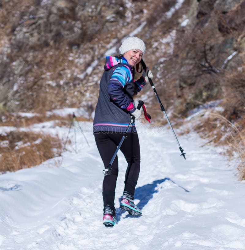 ALMA ATA, KAZACHSTAN - APRIL 09, 2017: Amateurcompetities - Berg helft-marathon, in de uitlopers van Alma Ata, op stock foto's ALMA ATA, KAZACHSTAN - APRIL 09, 2017: Amateurcompetities - Berg helft-marathon, in de uitlopers van Alma Ata, op stock foto's