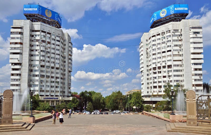Alma Ata, Kazachstan - flatgebouwen van stad dichtbij Centrale Sq royalty-vrije stock fotografie Alma Ata, Kazachstan - flatgebouwen van stad dichtbij Centrale Sq royalty-vrije stock fotografie