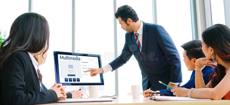 Almacenamiento de computación en nube multimedia para cargar y almacenar archivos en línea sin problemas imágenes de archivo libres de regalías