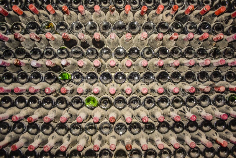 Almacenamiento de las botellas de vino en una bodega en Lanzarote, fondo, islas Canarias, España, Europa fotos de archivo libres de regalías Almacenamiento de las botellas de vino en una bodega en Lanzarote, fondo, islas Canarias, España, Europa fotos de archivo libres de regalías