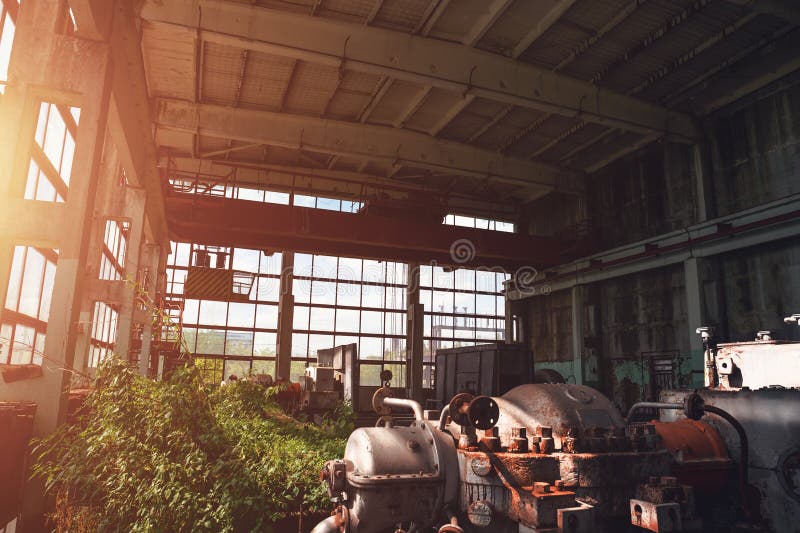 Almacén espeluznante industrial abandonado dentro del edificio oscuro viejo de la fábrica del grunge con el equipo oxidado de ace imágenes de archivo libres de regalías Almacén espeluznante industrial abandonado dentro del edificio oscuro viejo de la fábrica del grunge con el equipo oxidado de ace imágenes de archivo libres de regalías