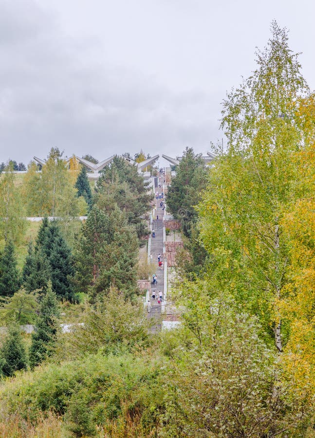 Almaty Kasakhstan - Augusti 30, 2016: Trappa till mudflowfördämningen royaltyfri fotografi Almaty Kasakhstan - Augusti 30, 2016: Trappa till mudflowfördämningen royaltyfri fotografi