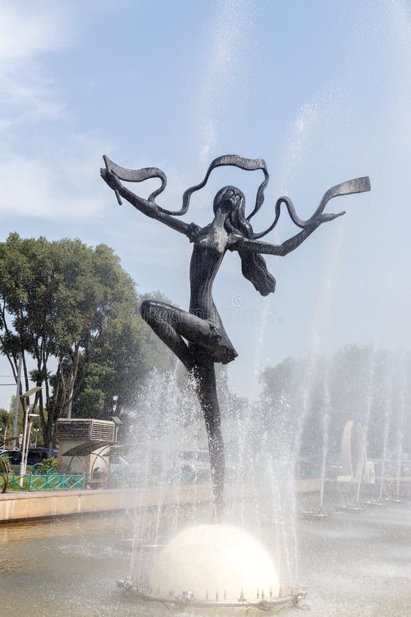 Almaty, Kazakhstan - 29 août 2016 : Cirque d'Almaty Gir mince images libres de droits Almaty, Kazakhstan - 29 août 2016 : Cirque d'Almaty Gir mince images libres de droits