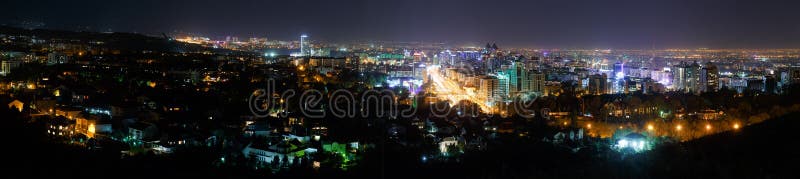 Almaty, Kazakhstan - 27 août 2016 : Panorama de nuit Almaty photo libre de droits Almaty, Kazakhstan - 27 août 2016 : Panorama de nuit Almaty photo libre de droits