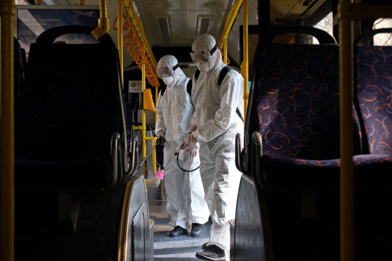 Almaty kazakhstan 03182020 : due uomini in un completo speciale disinfettano l'autobus