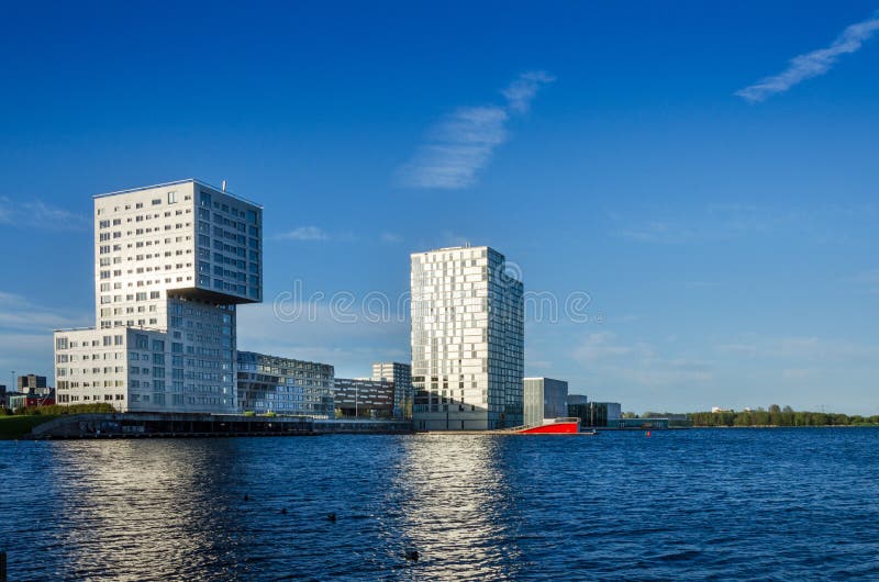 Almere, Κάτω Χώρες - 5 Μαΐου 2015: Πολυκατοικίες οριζόντων Almere Stad στοκ φωτογραφία με δικαίωμα ελεύθερης χρήσης Almere, Κάτω Χώρες - 5 Μαΐου 2015: Πολυκατοικίες οριζόντων Almere Stad στοκ φωτογραφία με δικαίωμα ελεύθερης χρήσης