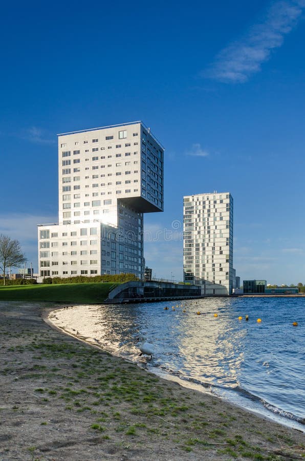 Almere, Κάτω Χώρες - 5 Μαΐου 2015: Πολυκατοικίες οριζόντων Almere Stad στοκ εικόνες Almere, Κάτω Χώρες - 5 Μαΐου 2015: Πολυκατοικίες οριζόντων Almere Stad στοκ εικόνες