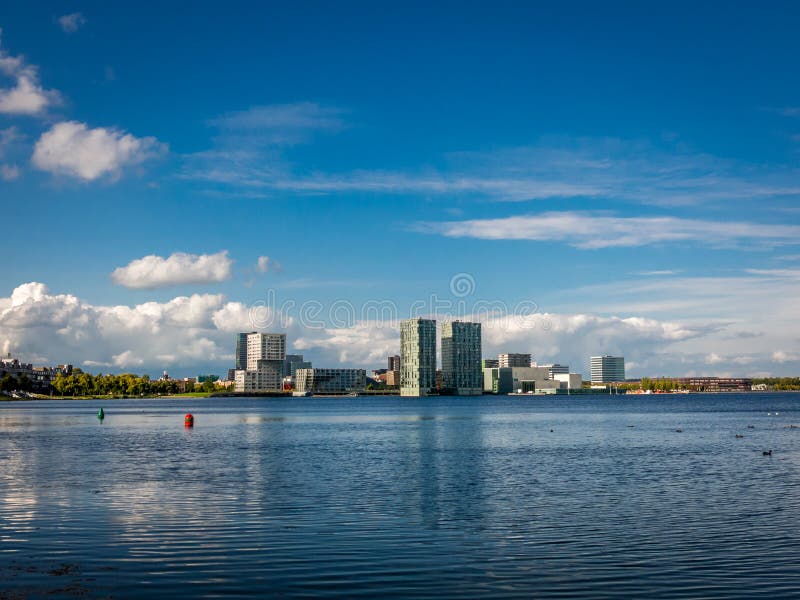 Almere-город горизонта портового района от Weerwater, Нидерландов стоковая фотография rf Almere-город горизонта портового района от Weerwater, Нидерландов стоковая фотография rf