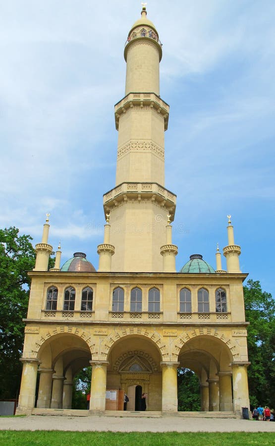 Alminar en el parque por el castillo francés en la República Checa de Lednice fotografía de archivo libre de regalías Alminar en el parque por el castillo francés en la República Checa de Lednice fotografía de archivo libre de regalías