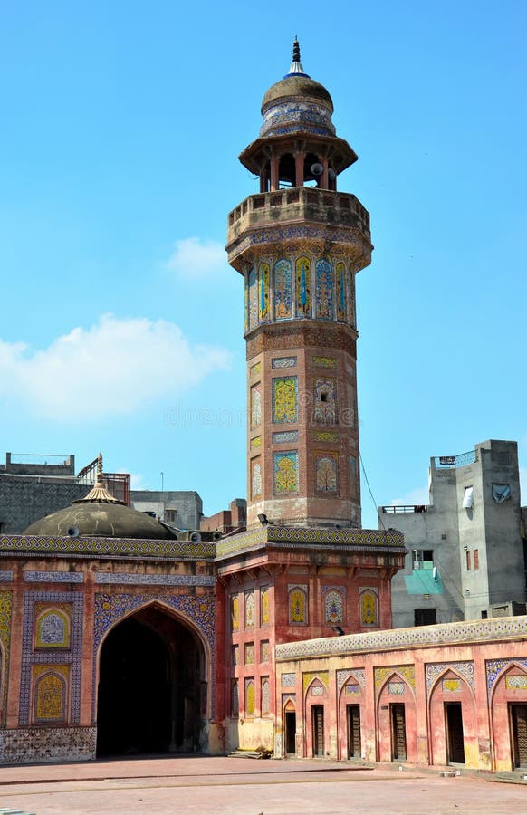 Alminar y patio con los frescos pintados Wazir Khan Mosque Lahore Pakistan de la teja imagen de archivo libre de regalías Alminar y patio con los frescos pintados Wazir Khan Mosque Lahore Pakistan de la teja imagen de archivo libre de regalías