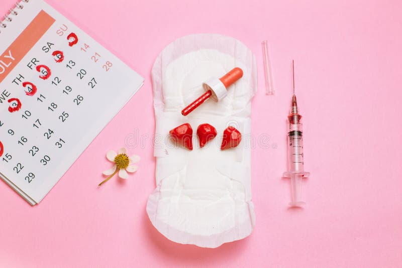 Almofadas Da Menstruação Com Os Grânulos Vermelhos Como Gotas No Fundo  Cor-de-rosa, Dias Críticos Do Sangue Das Mulheres, Ciclo G Foto de Stock -  Imagem de dias, madeireiras: 152643002