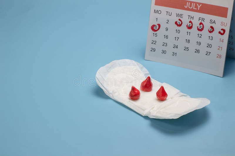 Almofadas Da Menstruação Com Os Grânulos Vermelhos Como Gotas No Fundo  Cor-de-rosa, Dias Críticos Do Sangue Das Mulheres, Ciclo G Foto de Stock -  Imagem de dias, madeireiras: 152643002