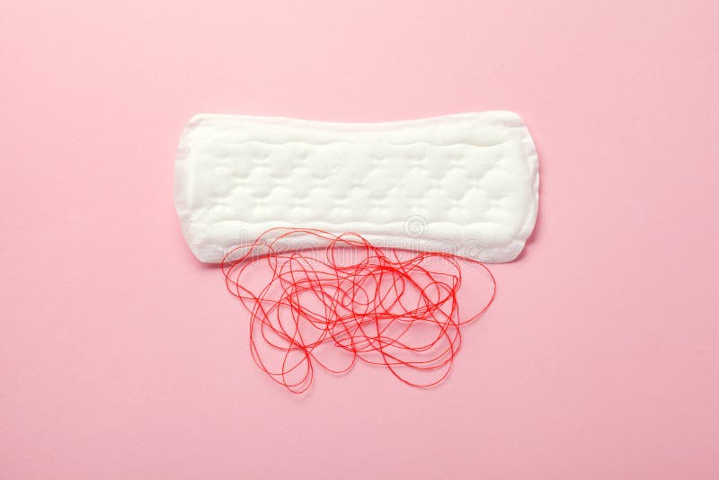 Almofadas Da Menstruação Com Os Grânulos Vermelhos Como Gotas No Fundo  Cor-de-rosa, Dias Críticos Do Sangue Das Mulheres, Ciclo G Foto de Stock -  Imagem de dias, madeireiras: 152643002