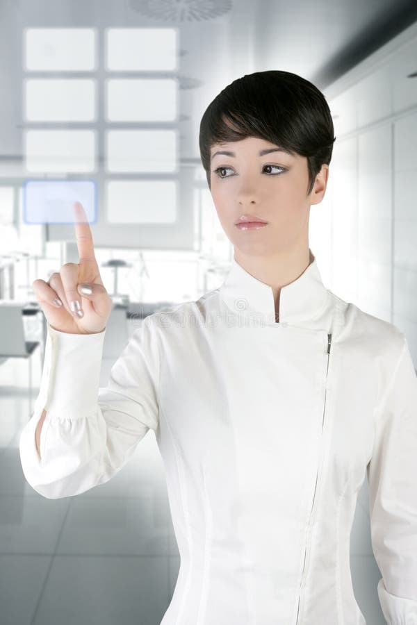 Almofada de toque futurista do dedo do escritório da mulher de negócios