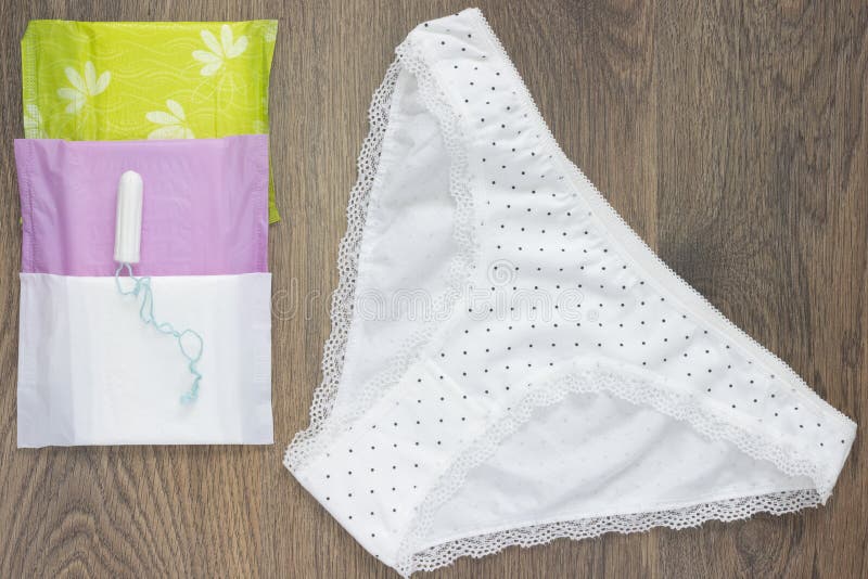 Almofada Sanitária Da Menstruação Com Grânulos, Calças Cor-de-rosa Para a  Proteção Da Higiene Da Mulher Proteção Macia Macia Por Foto de Stock -  Imagem de sangramento, medicina: 90714468