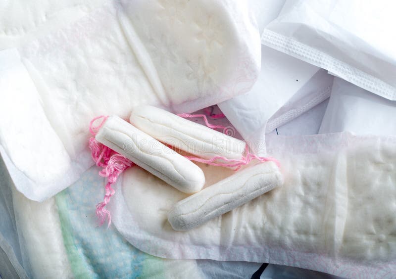 Almofadas sanitárias para mulheres com os tampões brancos limpos imagens de stock Almofadas sanitárias para mulheres com os tampões brancos limpos imagens de stock