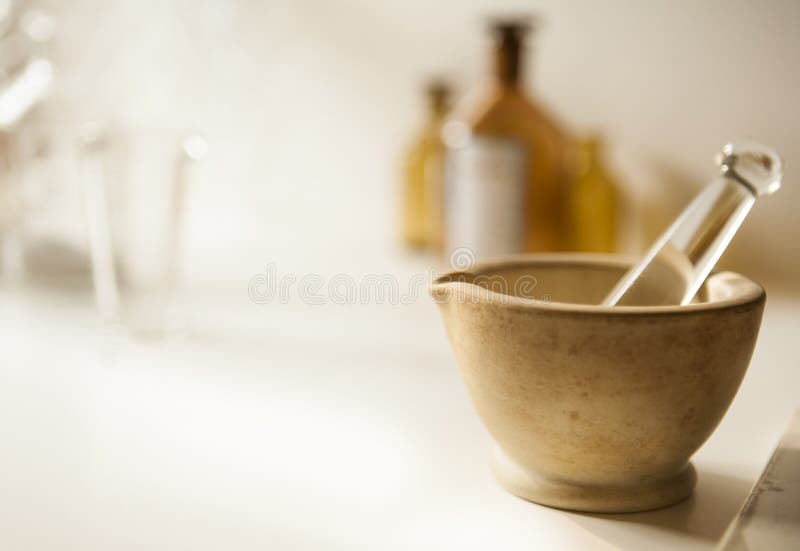 Almofariz e pilão com tubo de ensaio e frascos da droga imagens de stock Almofariz e pilão com tubo de ensaio e frascos da droga imagens de stock
