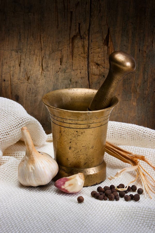 Almofariz e pilão de bronze antigos com especiaria imagens de stock royalty free Almofariz e pilão de bronze antigos com especiaria imagens de stock royalty free