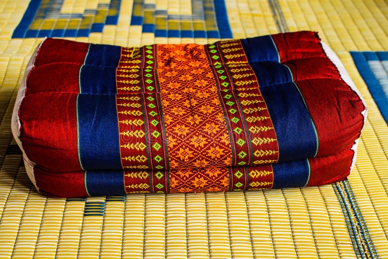 Almohada vieja del respaldo de Tailandia en la estera foto de archivo libre de regalías Almohada vieja del respaldo de Tailandia en la estera foto de archivo libre de regalías