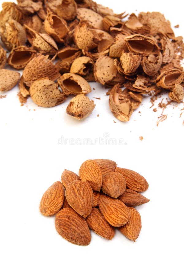 Almond kernels with hulls