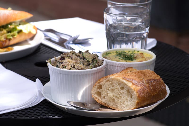 Almoço combinado delicioso e saudável com salada do quinoa, o baguette fresco e a sopa fotografia de stock Almoço combinado delicioso e saudável com salada do quinoa, o baguette fresco e a sopa fotografia de stock