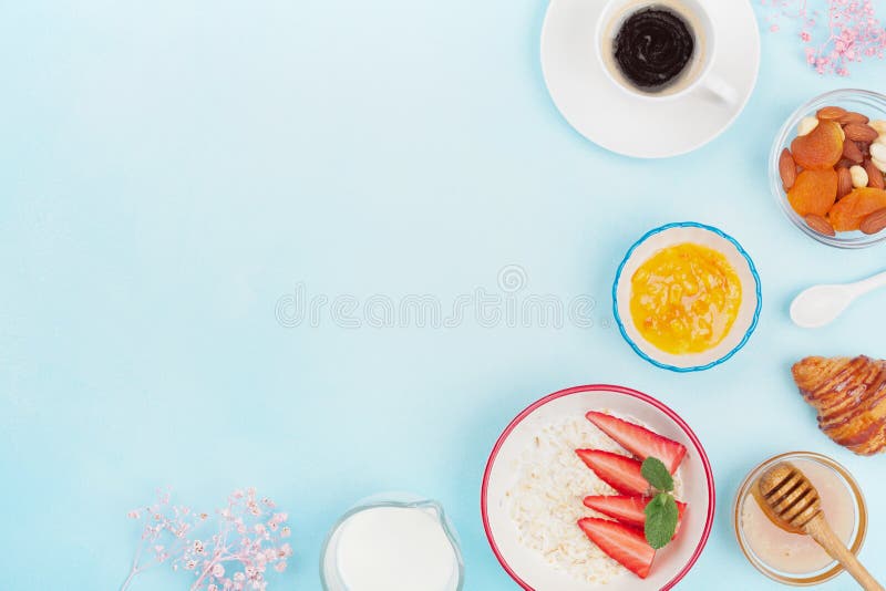 Almoço completo com café, croissant, farinha de aveia, doce, mel e fruto na opinião de tampo da mesa azul Espaço vazio para o tex fotos de stock royalty free Almoço completo com café, croissant, farinha de aveia, doce, mel e fruto na opinião de tampo da mesa azul Espaço vazio para o tex fotos de stock royalty free