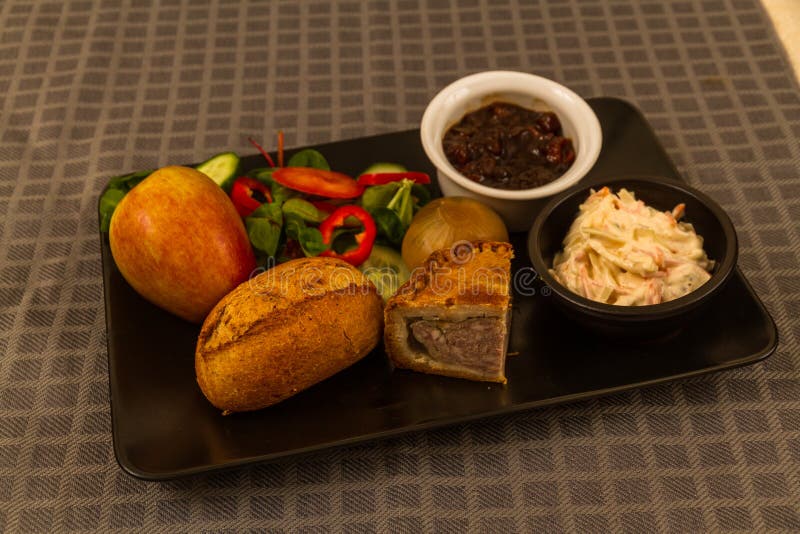 Almoço de Ploughman’s com pâté de porco foto de stock Almoço de Ploughman’s com pâté de porco foto de stock
